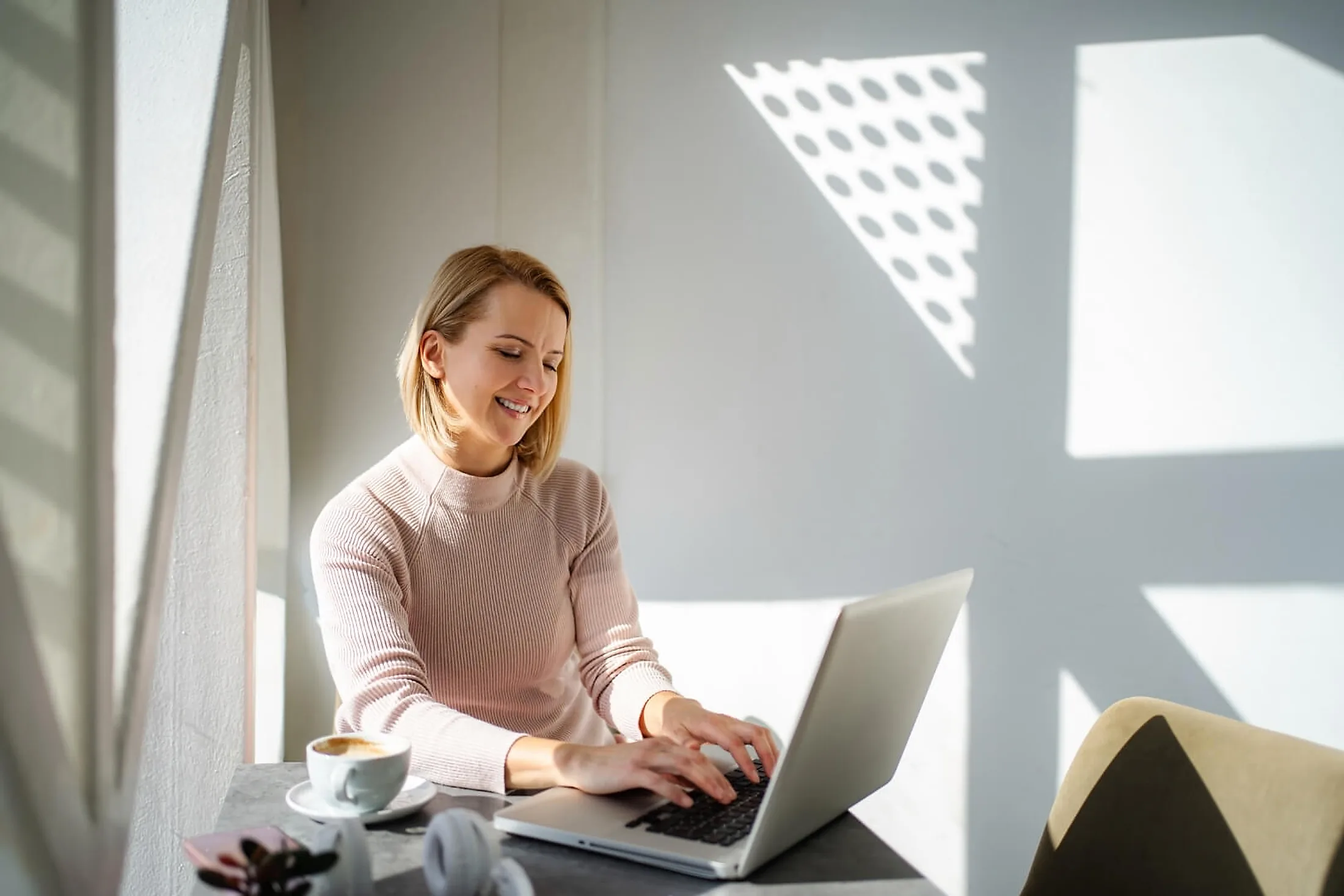 Online-Marketing am Laptop - mehr Sichtbarkeit und Anfragen