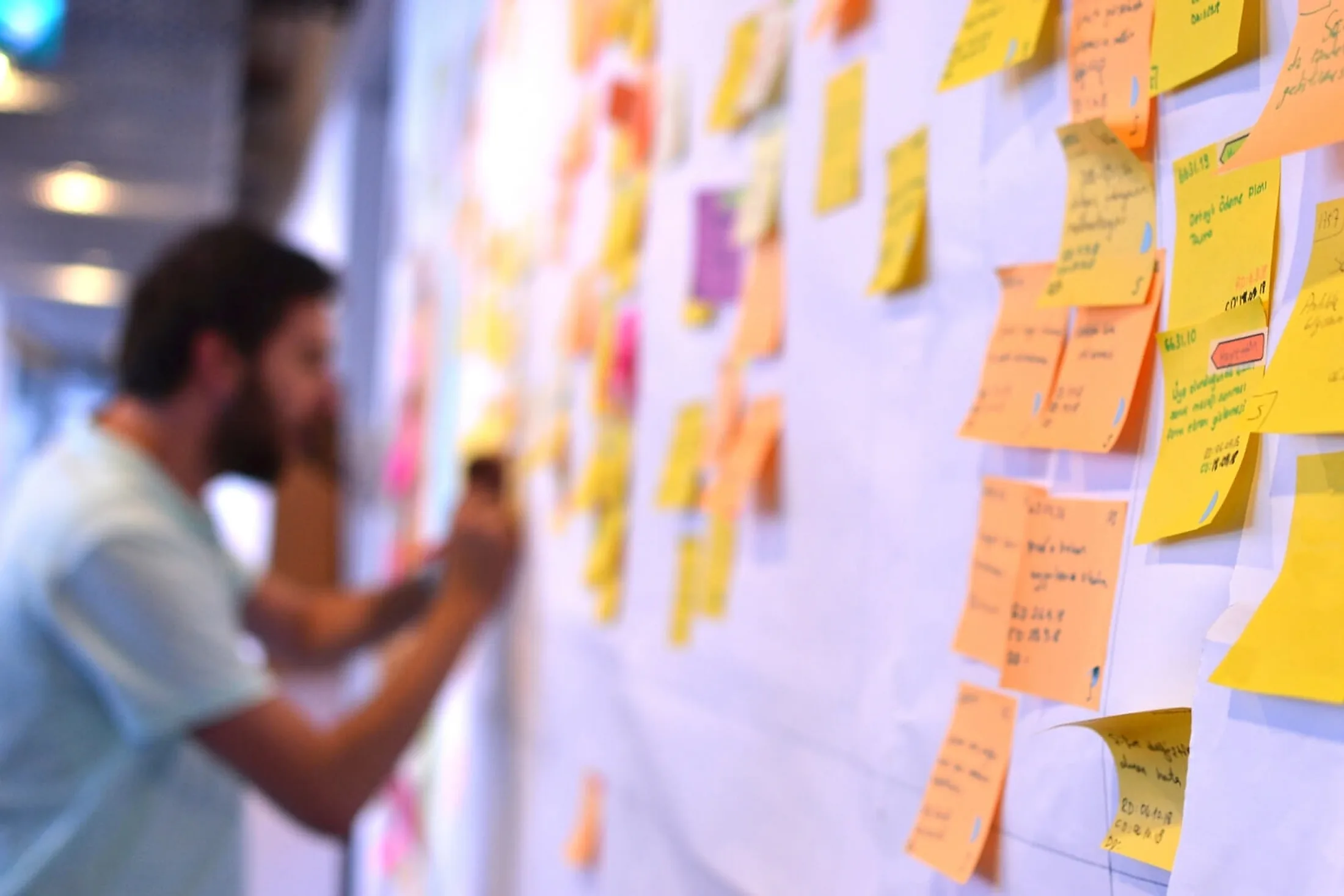 IT-Berater bei der Analyse einer Systemlandschaft